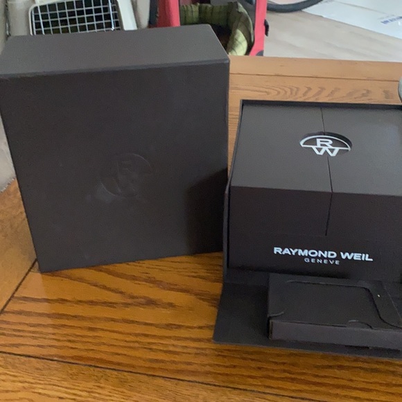 Ladies new, never worn Raymond Weil watch with two additional watch bands. - Picture 3 of 3